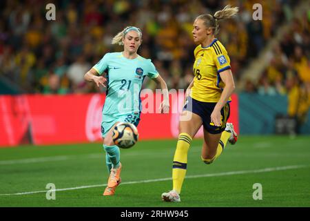 Brisbane, Australien. August 2023. Brisbane, Australien, 19. August 2023: Ellie Carpenter (21 Australien) und Fridolina Rolfo (18 Schweden) kämpfen um Besitz während der FIFA Womens World Cup 2023 drittes Playoff-Fußballspiel zwischen Schweden und Australien im Brisbane Stadium in Brisbane, Australien. (James Whitehead/SPP) Credit: SPP Sport Press Photo. Alamy Live News Stockfoto