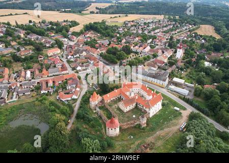 Cervena Recice Schloss Panorama-Blick, tschechische Stadtlandschaft, vysocina Region, Tschechische republik, Europa, neu reparierte alte Burg in der kleinen Stadt Stockfoto