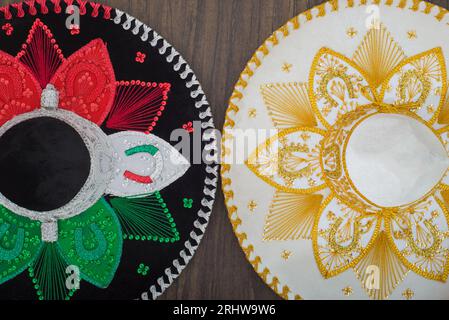 Mexikanische charro-Hüte auf Holztisch. Mariachi-Hüte. Typisch mexikanische Sombreros. Stockfoto