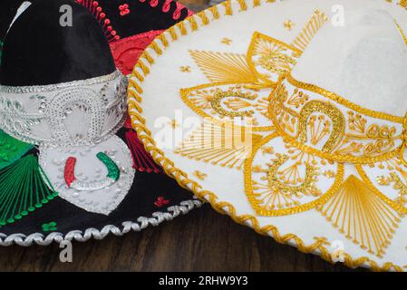 Mexikanische charro-Hüte auf Holztisch. Mariachi-Hüte. Typisch mexikanische Sombreros. Stockfoto