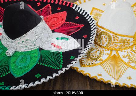 Mexikanische charro-Hüte auf Holztisch. Mariachi-Hüte. Typisch mexikanische Sombreros. Stockfoto