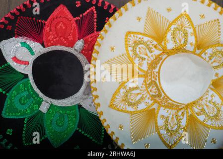 Mexikanische charro-Hüte auf Holztisch. Mariachi-Hüte. Typisch mexikanische Sombreros. Stockfoto