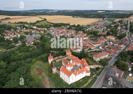 Cervena Recice Schloss Panorama-Blick, tschechische Stadtlandschaft, vysocina Region, Tschechische republik, Europa, neu reparierte alte Burg in der kleinen Stadt Stockfoto