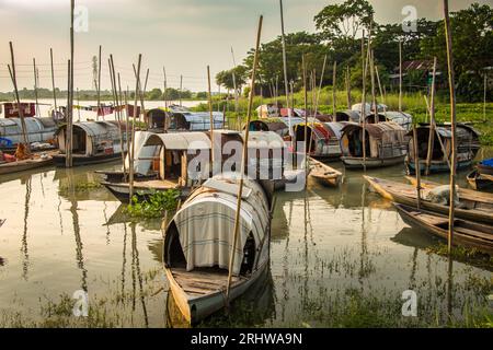 The Nomadic Floating Lifestyle of Snake Charmers „Bede“ Community, Bild aufgenommen am 9. September 2022, aus Rahitpur, Bangladesch Stockfoto