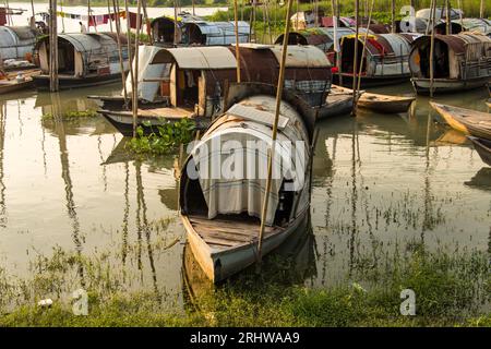 The Nomadic Floating Lifestyle of Snake Charmers „Bede“ Community, Bild aufgenommen am 9. September 2022, aus Rahitpur, Bangladesch Stockfoto