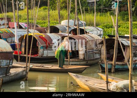 The Nomadic Floating Lifestyle of Snake Charmers „Bede“ Community, Bild aufgenommen am 9. September 2022, aus Rahitpur, Bangladesch Stockfoto