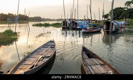 The Nomadic Floating Lifestyle of Snake Charmers „Bede“ Community, Bild aufgenommen am 9. September 2022, aus Rahitpur, Bangladesch Stockfoto