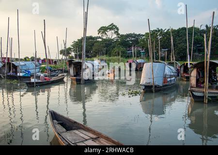 The Nomadic Floating Lifestyle of Snake Charmers „Bede“ Community, Bild aufgenommen am 9. September 2022, aus Rahitpur, Bangladesch Stockfoto