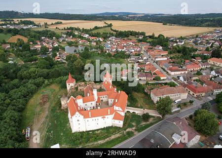 Cervena Recice Schloss Panorama-Blick, tschechische Stadtlandschaft, vysocina Region, Tschechische republik, Europa, neu reparierte alte Burg in der kleinen Stadt Stockfoto