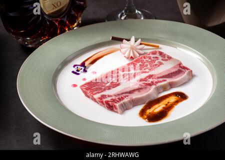 In der Pfanne gebratenes rohes Rindfleisch auf dem Teller, Kobe-Rindfleisch Stockfoto