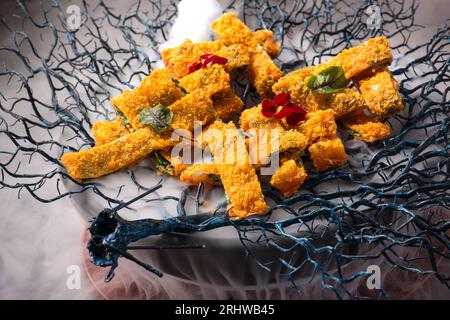 Tiefgebratene Tofu-Schalen oder Bohnenquark-Rolls (yuba) mit Schweinebauch innen Stockfoto