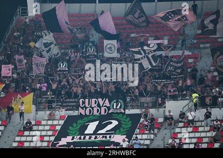 Bari, Italien. 18. August 2023: Die Fans von Palermo unterstützen ihr Team beim Spiel der Serie B zwischen Bari und Palermo im San Nicola Stadion in Bari, Italien. August 2023. (Foto: Nikola Krstic/Alamy) Stockfoto