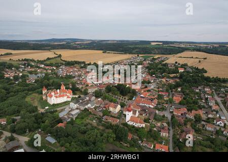 Cervena Recice Schloss Panorama-Blick, tschechische Stadtlandschaft, vysocina Region, Tschechische republik, Europa, neu reparierte alte Burg in der kleinen Stadt Stockfoto