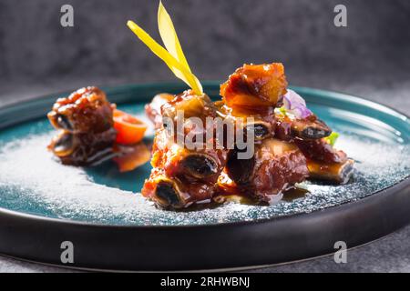 Chinesische Küche - süße und saure Schweinerippchen Stockfoto