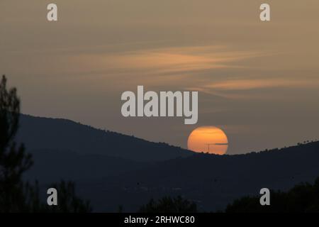 Wunderschöner Sonnenuntergang an einem trüben Tag Silhouette der Berge in der Sierra de Mariola, Alcoy Stockfoto