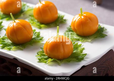 Dim Sum Kürbiskuchen，traditionelles Dessert Kürbis ，Kürbisdessert aus gekochtem Kürbis und gedämpftem Mehl. Stockfoto