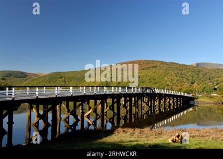 Holzmautbrücke über den Afon (Fluss) Mawddach in Snowdonia Stockfoto