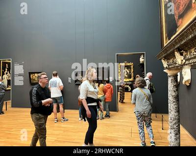 Amsterdam, Niederlande. August 2023. Besucher bewundern eines der vielen Gemälde im Rijksmuseum in Amsterdam. Hochwertige Fotos Stockfoto
