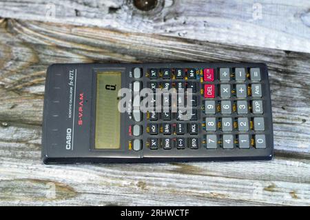 Giza, Ägypten, 12. August 2023: Casio Scientific Taschenrechner fx-82TL S-VPAM (Super Visually Perfect Algebraic Method), verwendet zweizeiliges LCD-Display, verfügt über eine Repl Stockfoto