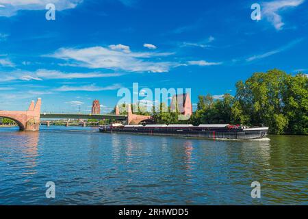 Ein Lastkahn am Main, Frankfurt, Hessen, Deutschland Stockfoto