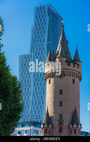 Tradition und Moderne treffen sich in der Frankfurter Innenstadt. Blick auf das mittelalterliche Stadttor des Eschenheimer Turms. Stockfoto