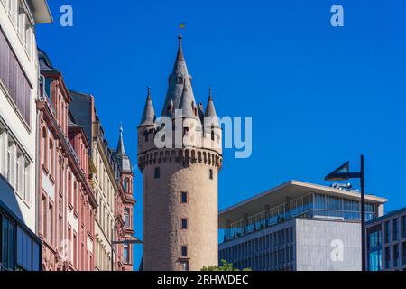 Tradition und Moderne treffen sich in der Frankfurter Innenstadt. Blick auf das mittelalterliche Stadttor des Eschenheimer Turms. Stockfoto