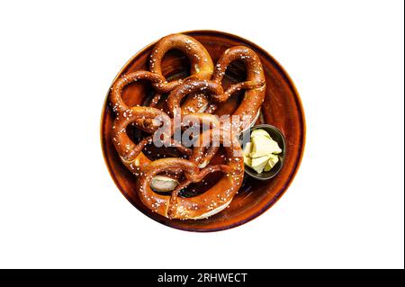 Frisch gebackene selbstgemachte Brezel mit Salz auf einem rustikalen Teller. Hochwertiges Isolat, weißer Hintergrund Stockfoto