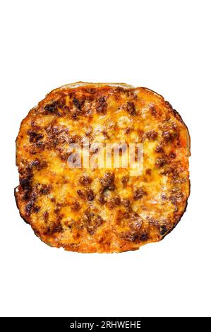 Klassische Lasagne mit Bolognesoße in einer Auflaufform. Hochwertiges Isolat, weißer Hintergrund. Stockfoto