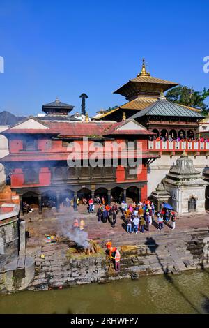 Nepal, Kathmandu-Tal, Hindu-Tempel von Pashupatinath, der Shiva gewidmet ist, Kremation am Ufer des Bagmati-Flusses Stockfoto