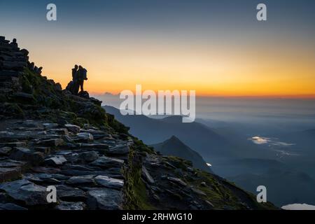 Snowdonia. Der Sonnenaufgang vom Gipfel des Mount Snowdon, Yr Wyddfa, blickt nach Osten in Richtung Llyn Llydaw dahinter. Stockfoto