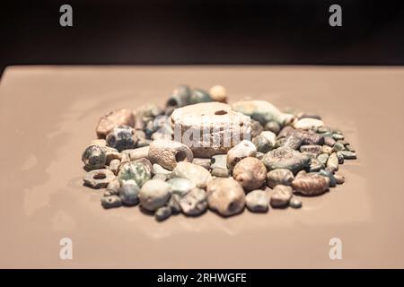Eine Nahaufnahme einer Auswahl an Specksteinperlen im Keeladi Museum Stockfoto