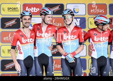 Overijse, Belgien. August 2023. Der belgische Victor Campenaerts von Lotto-Dstny, der belgische Harm Vanhoucke von Lotto-Dstny und der belgische Jasper de Buyst von Lotto-Dstny, auf dem Podium vor dem eintägigen Radrennen der Druivenkoers, 185, 6 km von und nach Overijse, Samstag, 19. August 2023. BELGA PHOTO TOM GOYVAERTS Credit: Belga News Agency/Alamy Live News Stockfoto