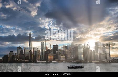 Magischer Sonnenuntergang über der Skyline von Manhattan in New York City. Stockfoto