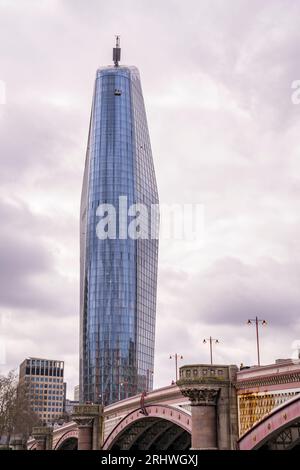 Vertikales Foto von einem Blackriars-Bürogebäude in London Stockfoto