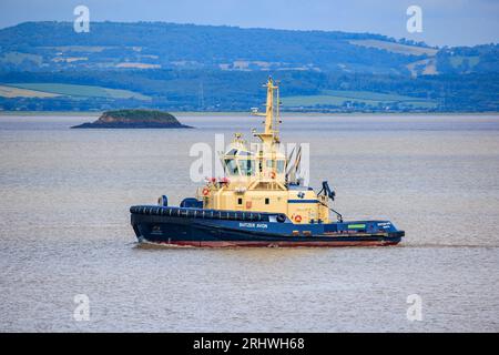 Schlepper Svitzer Avon wartet auf das Schiff, um beim Einlaufen in den Hafen zu helfen Stockfoto