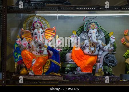 Viele schöne und farbenfrohe Götzenbilder von Lord Ganpati werden in einem Workshop in Mumbai, Indien, zum Festival von Ganesh Chaturthi ausgestellt Stockfoto