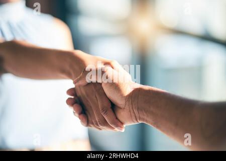 Handschlag, Einführung und Hände von Menschen, die sich für eine Partnerschaft oder Vereinbarung als Team mit Vertrauen treffen. Begrüßung, Annahme und Dankeschön oder Stockfoto