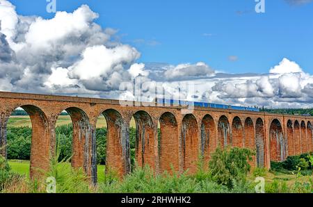 Culloden Viaduct Inveness Scotland ein ScotRail-Zug, der im Sommer über das große gemauerte Viadukt fährt Stockfoto