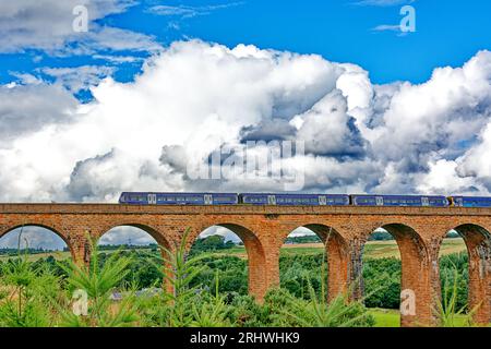 Culloden Viaduct Inveness Scotland der ScotRail-Zug fährt im Sommer über das große gemauerte Viadukt Stockfoto