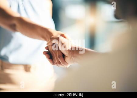 Handschlag, Hallo und Hände von Menschen, die sich für eine Partnerschaft oder Vereinbarung als Team mit Vertrauen treffen. Begrüßung, Annahme und Dankeschön oder Begrüßung Stockfoto