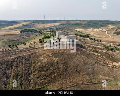 Monzon de Campos in Palencia, Spanien. Panoramablick auf die Burg aus der Vogelperspektive Stockfoto