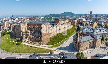 Templerburg in Ponferrada, Leon Spanien mittelalterliche Steinmauern, Türme, Fahnen. Iglesia de San Andres Stockfoto