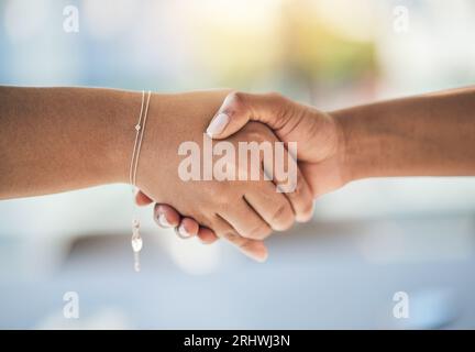 Handschlag, Zustimmung und Händeschütteln von Menschen, die sich als Team mit Vertrauen für eine Partnerschaft oder Vereinbarung treffen. Begrüßung, Annahme und Dankeschön oder Stockfoto