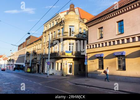 13. Juni 2023. Straße der Altstadt von Vilnius, Litauen. Ukrainische Flagge auf dem Balkon Stockfoto