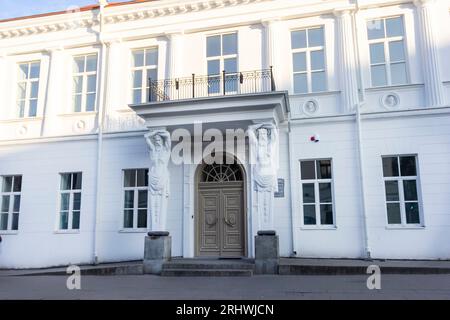 Vilnius, Litauen - 13 06 2023. Tyszkiewicz Palace. Ehemaliger Wohnpalast in der Altstadt von Vilnius. Fassade mit Statuen Stockfoto