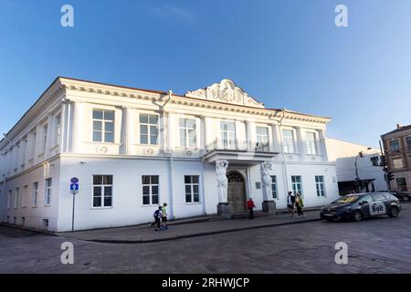 Vilnius, Litauen - 13 06 2023. Tyszkiewicz Palace. Ehemaliger Wohnpalast in der Altstadt von Vilnius. Fassade mit Statuen Stockfoto