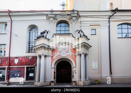 13 06 2023 Kirche des Heiligen Geistes im Zentrum der Altstadt von Vilnius, Litauen Stockfoto