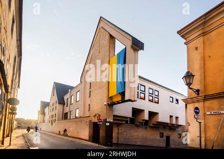 Vilnius, Litauen - 13 06 2023 Ignoto Street, ein ungewöhnliches Gebäude mit einer großen ukrainischen Flagge Stockfoto