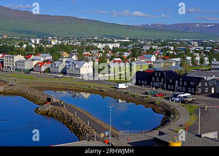 Ein Blick auf die Stadt Akureyri Island vom Cunard Cruise Liner Queen Victoria, während sie am Kai am Hafen festgebunden ist. Stockfoto