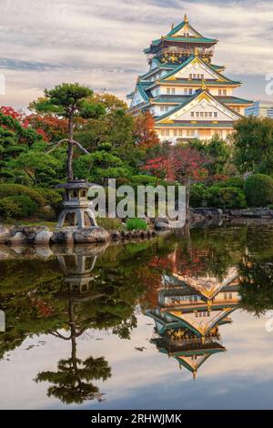 Osaka Castle reflektiert im Teich im Japanischen Garten am frühen Morgen, Kansai, Japan Stockfoto